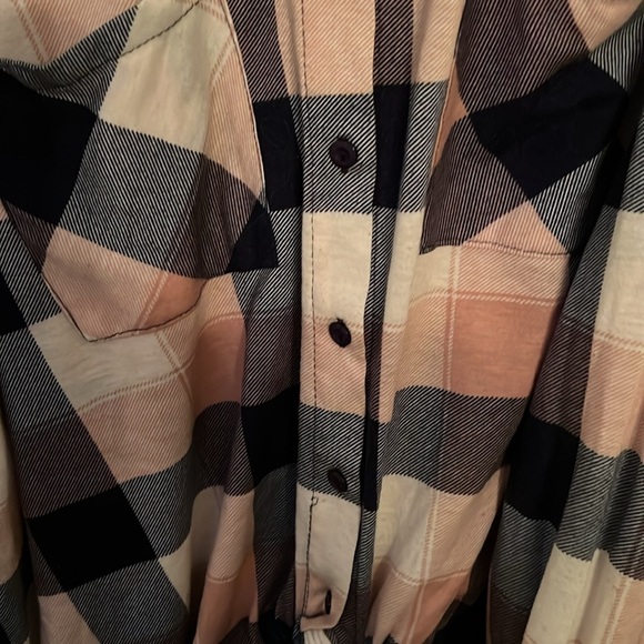 Rue 21 cold shoulder cropped pink and black flannel - Picture 4 of 6